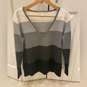 New York & Company Stripped Multi Gray/Off White V-Neck Sweater